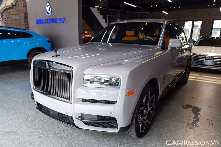 Hiện chiếc Cullinan Black Badge màu độc đang có mặt tại showroomxe sang tư nhân tại Hà Nội. Mức giá xe Rolls-Royce Cullinan Black Badge 2022 đang được một số đại lý tư nhân ở Việt Nam được cho là khoảng gần 40 tỷ đồng.