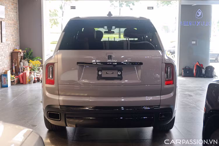 Phần đuôi xe vẫn sở hữu thiết kế và những chi tiết giống với những chiếc Cullinan Black Badge khác đang có mặt tại Việt Nam như logo, ống xả kép, cản sau được sơn màu đen đối nghịch với màu xám ở ngoại thất. Cụm đèn hậu dạng LED đặt dọc tại nên vẻ nam tính và lịch lãm cho mẫu SUV này. Cullinan thực chất có 4 ống xả nhưng đã được Rolls-Royce giả thành 2 ống bằng cách để chụp ống pô hình chữ nhật bên ngoài.