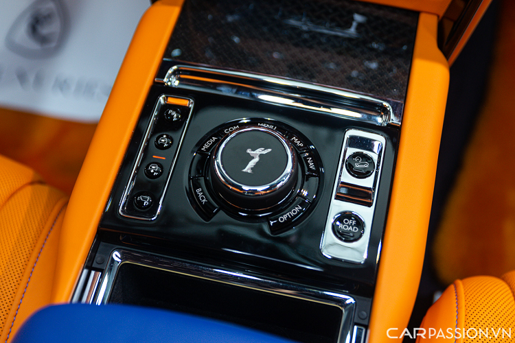 Hệ thống điều hoà 4 vùng độc lập đặt phía bên dưới màn hình giải trí. Núm điều khiển Spirit of Ecstasy trên bệ điều khiển trung tâm giúp điều khiển chức năng của xe. Bên cạnh là hệ thống nút bấm kích hoạt chế độ off - road: nút hỗ trợ đổ đèo, nút điều khiển nâng hạ gầm xe...