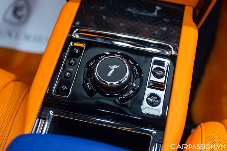 Hệ thống điều hoà 4 vùng độc lập đặt phía bên dưới màn hình giải trí. Núm điều khiển Spirit of Ecstasy trên bệ điều khiển trung tâm giúp điều khiển chức năng của xe. Bên cạnh là hệ thống nút bấm kích hoạt chế độ off - road: nút hỗ trợ đổ đèo, nút điều khiển nâng hạ gầm xe...
