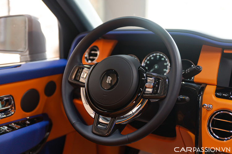 Những tấm ốp Technical Carbon sẽ tái tạo lại không gian hình học của vật liệu và cảm giác ba chiều đẹp mắt. Vô lăng 3 chấu của xe được bọc da cao cấp màu đen tích hợp nhiều nút bấm hỗ trợ người lái và cũng được ốp chất liệu Veneer Technical Carbon.
