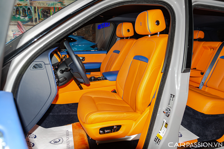 Toàn bộ ghế ngồi được bọc da cao cấp màu cam điểm xuyết một vài chi tiết màu xanh dương, hàng ghế trước chỉnh điện, có hệ thống sưởi/làm mát. Khoang hành khách phía sau được tùy chọn ghế băng 3 chỗ ngồi, cũng có chức năng sưởi và làm mát. Phía trước được trang bị tùy chọn bàn picnic với 2 màn hình giải trí.