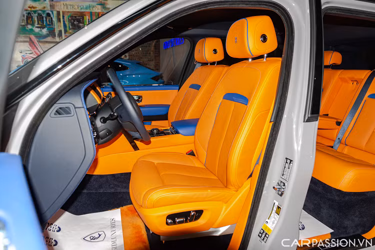 Toàn bộ ghế ngồi được bọc da cao cấp màu cam điểm xuyết một vài chi tiết màu xanh dương, hàng ghế trước chỉnh điện, có hệ thống sưởi/làm mát. Khoang hành khách phía sau được tùy chọn ghế băng 3 chỗ ngồi, cũng có chức năng sưởi và làm mát. Phía trước được trang bị tùy chọn bàn picnic với 2 màn hình giải trí.