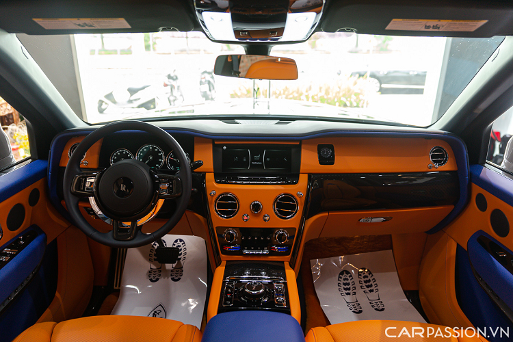 Chiếc Cullinan này sở hữu khoang nội thất được phối độc lạ với màu cam chủ đạo cùng một số chi tiết màu xanh tạo điểm nhấn. Táp-lô trang bị tùy chọn ốp Veneer Technical Carbon. Loại vật liệu ốp nội thất này được các kỹ sư, nhà thiết kế và nghệ nhân của Rolls-Royce chế tạo với thiết kế đặc biệt.