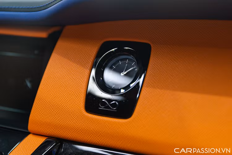 Một mặt đồng hồ Enhanced Face được đặt tại phần ghế phụ, phần viền được sơn tối màu. Phía dưới khắc logo Lemniscaste – biểu tượng vô cùng, vô cực trong toán học, đại diện cho sự tiềm năng vô hạn – đây cũng là logo thường thấy trên phiên bản Black Badge của hãng xe Anh Quốc.