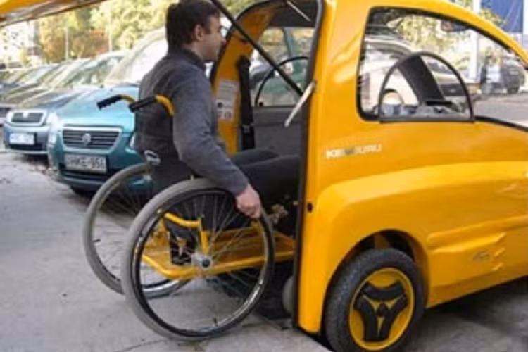 Chính vì vậy những phương tiện giao thông hỗ trợ dành riêng cho người đi xe lăn là điều mà họ rất cần. Và chiếc xe Kenguru chạy điện ra đời với mục đích cao cả đó.