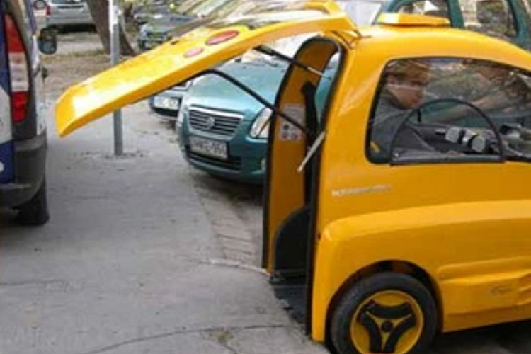 Thay vì sử dụng cửa bên, Kenguru sử dụng một cửa lớn chiếm toàn bộ mặt sau. Chỉ với một nút bấm, cửa sẽ mở ra để cho người xe lăn đi vào từ phía sau. Tất nhiên xe sẽ không có ghế và cốp để dành toàn bộ không gian cho người ngồi xe lăn.