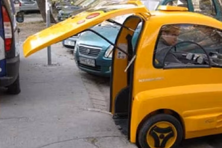 Thay vì sử dụng cửa bên, Kenguru sử dụng một cửa lớn chiếm toàn bộ mặt sau. Chỉ với một nút bấm, cửa sẽ mở ra để cho người xe lăn đi vào từ phía sau. Tất nhiên xe sẽ không có ghế và cốp để dành toàn bộ không gian cho người ngồi xe lăn.