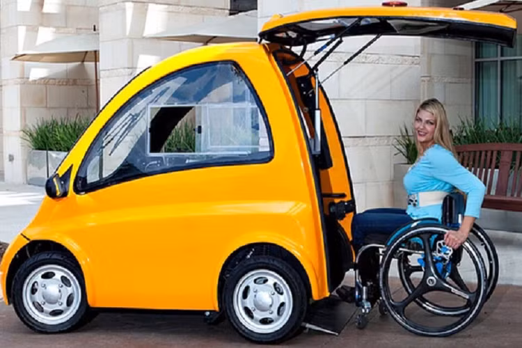 Việc lái xe cũng đơn giản không kém. Ghi đông kiểu mô tô thay thế cho tay lái truyền thống và công ty hiện đang nghiên cứu một phiên bản cần điều khiển dành cho những người có sức mạnh thân trên hạn chế.