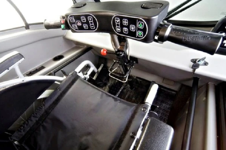 Kenguru chỉ có tốc độ độ tối đa khoảng 40km/h và có thể đi tối đa 96km trước khi phải sạc lại. Thời gian sạc pin mất khoảng 8 giờ.Mức giá cho một chiếc xe Kenguru chỉ khoảng 25 ngàn USD (585 triệu đồng).