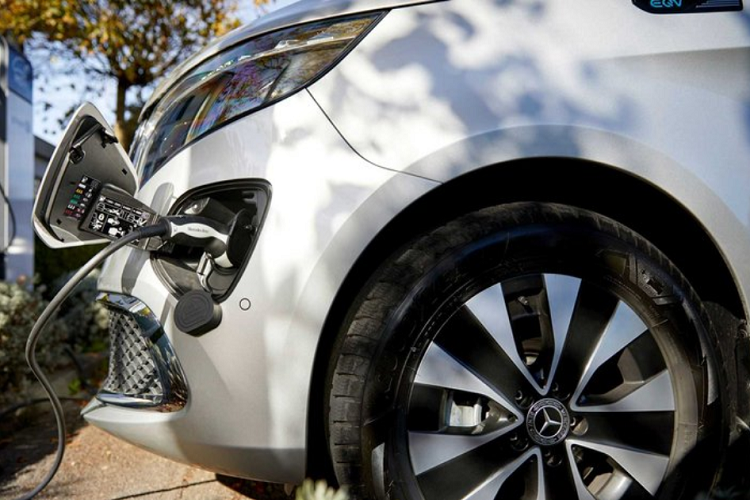 Tại Đức, giá xe Mercedes EQV 2022 có mức bán khởi điểm từ 67.818 Eur (khoảng 1,74 tỷ đồng) cho bản EQV 250 và từ 72.280 Eur (khoảng 1,86 tỷ đồng).