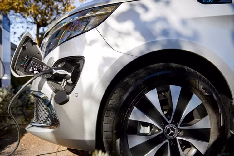 Tại Đức, giá xe Mercedes EQV 2022 có mức bán khởi điểm từ 67.818 Eur (khoảng 1,74 tỷ đồng) cho bản EQV 250 và từ 72.280 Eur (khoảng 1,86 tỷ đồng).