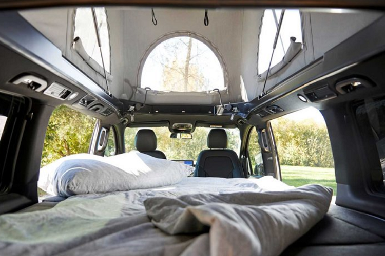 Không rõ việc nâng cấp trên đã khiến chiếc Mercedes EQV nặng thêm bao nhiêu, và điều đó ảnh hưởng như thế nào đếm phạm vi vận hành tối đa của xe. Hiện nay, Mercedes EQV được bán với 2 biến thể, gồm EQV 300 dùng pin 90 kWh cho khả năng chạy 326 - 363 km, và bản EQV 250 dùng pin 60 kWh có thể chạy được 213 - 236 km.