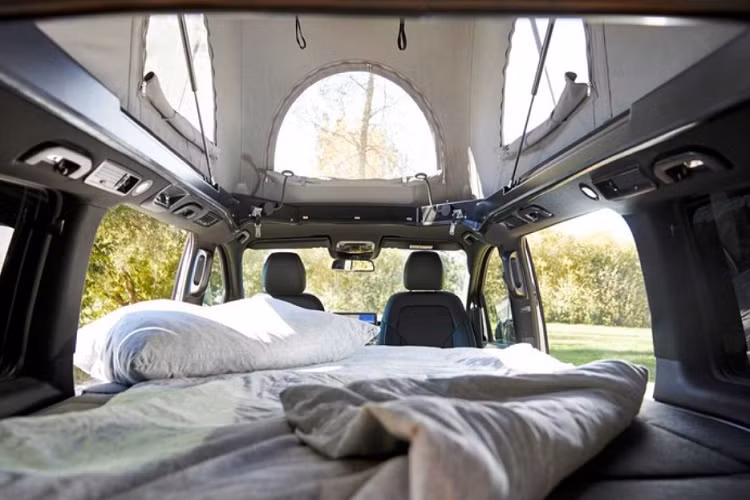 Không rõ việc nâng cấp trên đã khiến chiếc Mercedes EQV nặng thêm bao nhiêu, và điều đó ảnh hưởng như thế nào đếm phạm vi vận hành tối đa của xe. Hiện nay, Mercedes EQV được bán với 2 biến thể, gồm EQV 300 dùng pin 90 kWh cho khả năng chạy 326 - 363 km, và bản EQV 250 dùng pin 60 kWh có thể chạy được 213 - 236 km.