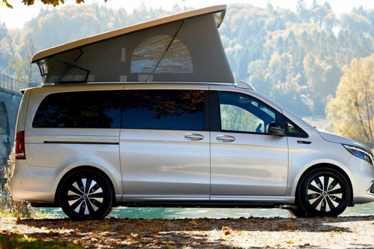 Bên trong gác mái của chiếc nhà di động Mercedes-Benz EQV có một chiếc giường gấp cỡ lớn để nghỉ ngơi. Ngoài ra, xe còn được trang bị nhà bếp với bồn rửa, bếp ga, tủ lạnh và ngăn kéo để đựng đồ.