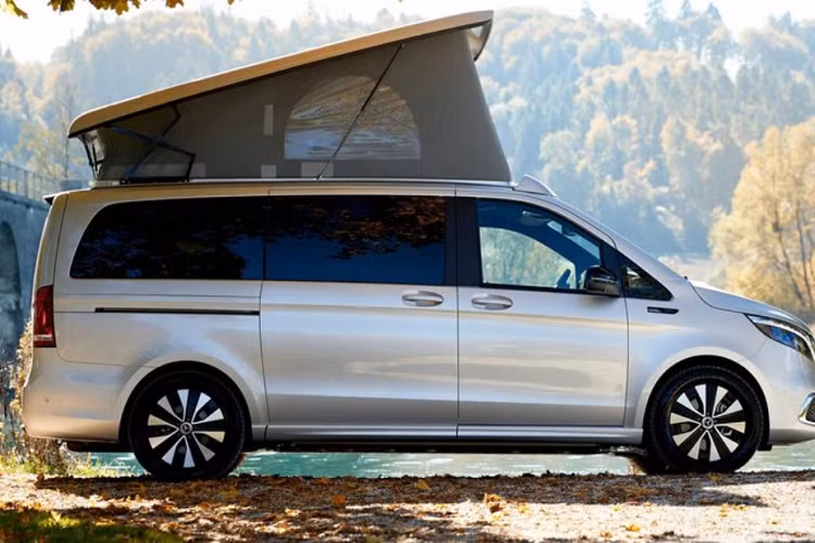 Bên trong gác mái của chiếc nhà di động Mercedes-Benz EQV có một chiếc giường gấp cỡ lớn để nghỉ ngơi. Ngoài ra, xe còn được trang bị nhà bếp với bồn rửa, bếp ga, tủ lạnh và ngăn kéo để đựng đồ.