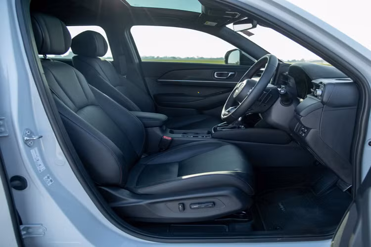 Nội thất Honda HR-V 2022 mang tông màu đen. Ghế được bọc da và các đường chỉ khâu màu đỏ. Hệ thống đề nổ (Start/Stop), chìa khóa thông minh, hệ thống điều hòa tự động có cửa gió cho hành khách phía sau. Ghế lái chỉnh điện 8 hướng, ghế hành khách phía trước chỉnh tay 4 hướng. Ghế sau gập theo tỷ lệ 60: 40, kiểu “ULTRA SEAT” với nhiều chế độ.