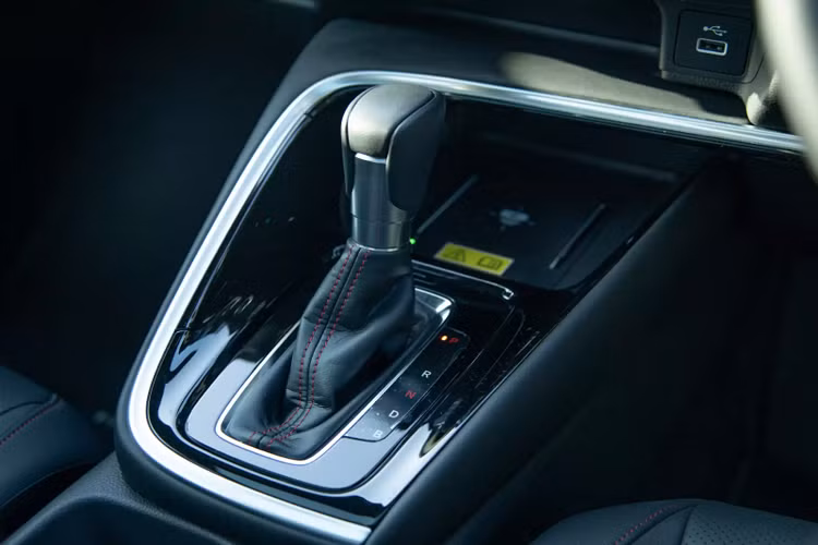 Gương chiếu hậu tự động làm mờ kính, cửa sổ phía trước tự động lên xuống một chạm. Hệ thống sạc điện thoại không dây, vô lăng điều chỉnh 4 hướng, trang bị đèn đọc sách phía sau LED cảm ứng. Đèn LED cho khoang hành lý phía sau, vách ngăn hành lý phía sau và tấm che nắng kép phía trước.