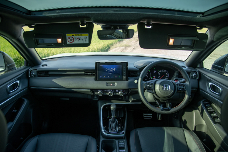 Xe sử dụng kết hợp với hộp số tự động biến thiên vô cấp e-CVT. Xe đi kèm với 3 chế độ lái ECON, Normal và Sport Honda HR-V 2022 thế hệ mới sở hữu kích thước DxRxC lần lượt: 4.385 x 1.790 x 1.590 mm Chiều dài cơ sở 2.610 mm. Khoảng sáng gầm xe 196 mm. So với thế hệ cũ, HR-V 2022 dài hơn 39 mm, cùng chiều rộng, thấp hơn 15 mm, trong khi chiều dài cơ sở vẫn giữ nguyên.