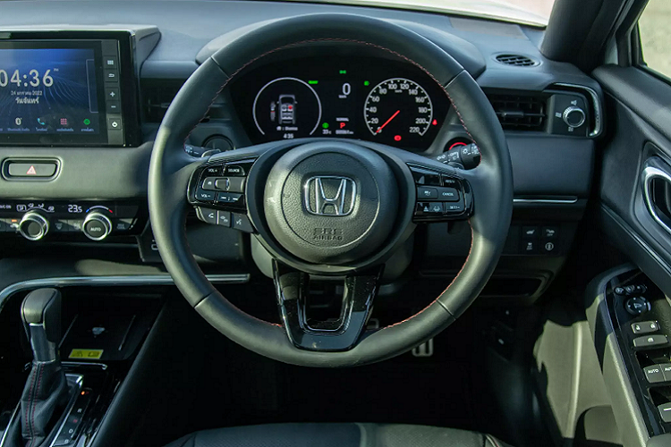 Ngoại thất của Honda HR-V thế hệ mới được thiết kế theo phong cách hiện đại, ít sự cầu kỳ. Xe được trang bị đèn pha LED, đèn hậu LED trải dài hiện đại hơn. Tùy thuộc vào phiên bản mà xe sẽ có những cấp độ trang trí khác nhau. “Dàn chân” lắp bộ mâm hợp kim kích thước 18 inch (225/50 R18), trang bị ăng-ten vây cá thể thao.