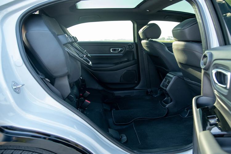 Honda HR-V 2022 hứa hẹn sẽ hấp dẫn khách Việt sau khi được bán ra, dòng xe này sẽ nhắm đến khách hàng mua CUV cỡ B có chi phí rộng rãi, chuộng thương hiệu xe Nhật và thích dùng xe nhập khẩu. Chính vì thế, Honda HR-V có thể tạo áp lực cạnh tranh cho mẫu Mazda CX-30. Dự đoàn, giá xe Honda HR-V 2022 sẽ được định giá cao hơn các đối thủ Hàn như Hyundai Creta 2022 hay Kia Seltos.