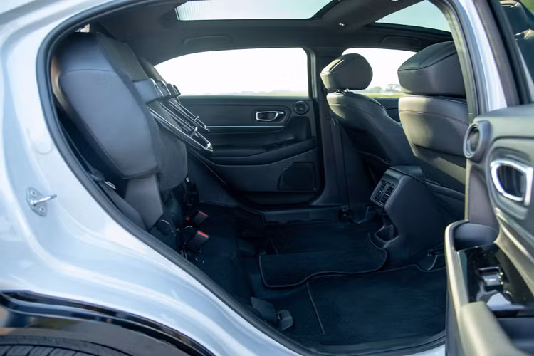 Honda HR-V 2022 hứa hẹn sẽ hấp dẫn khách Việt sau khi được bán ra, dòng xe này sẽ nhắm đến khách hàng mua CUV cỡ B có chi phí rộng rãi, chuộng thương hiệu xe Nhật và thích dùng xe nhập khẩu. Chính vì thế, Honda HR-V có thể tạo áp lực cạnh tranh cho mẫu Mazda CX-30. Dự đoàn, giá xe Honda HR-V 2022 sẽ được định giá cao hơn các đối thủ Hàn như Hyundai Creta 2022 hay Kia Seltos.