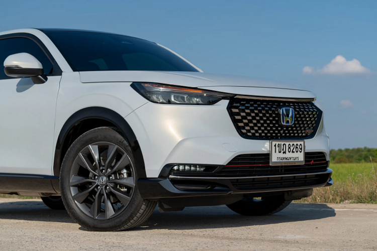 Vì lý do thị trường Việt chưa mặn mà với xe hybrid, nên HR-V 2022 sau khi về Việt Nam sẽ không sử dụng động cơ hybrid như tại Thái Lan, đây là động cơ 4cyl thẳng hàng, dung tích 1.5L, chu trình Atkinson, cho công suất tối đa 105 mã lực và mô men xoắn cực đại 127Nm. Kết hợp với cụm pin Lithium và 2 mô-tơ điện cho công suất 131 mã lực và mô-men xoắn cực đại 253 Nm.