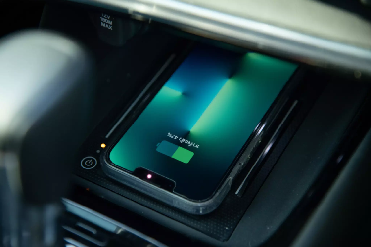 Trang bị phanh tay điện tử và giữ phanh tự động. Đồng hồ lái dùng màn hình TFT 7 inch và analog, hệ thống giải trí sử dụng màn hình cảm ứng 8 inch. Hỗ trợ Apple CarPlay &amp; Android Auto. Hệ thống ra lệnh bằng giọng nói, kết nối không dây Bluetooth, 4 cổng USB, 8 vị trí loa Hệ thống kết nối Honda CONNECT và hơn nữa.