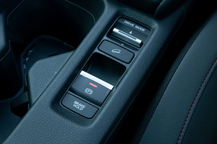 Về trang bị an toàn và hỗ trợ lái, xe được trang bị gói Honda SENSING bao gồm: Hệ thống cảnh báo va chạm, hỗ trợ phanh khẩn cấp, có phát hiện người đi bộ; Hệ thống giúp kiểm soát xe trên làn đường LKAS; Hệ thống cảnh báo và giúp kiểm soát khi xe đi ra khỏi làn đường RDM với LDM; Đèn pha điều chỉnh chùm tia cao tự động; Điều khiển hành trình thích ứng, có thể thay đổi và điều chỉnh tốc độ theo xe phía trước thống cảnh báo khi xe phía trước đang di chuyển LC.