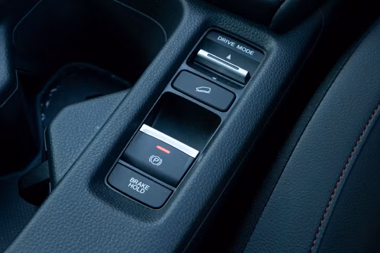 Về trang bị an toàn và hỗ trợ lái, xe được trang bị gói Honda SENSING bao gồm: Hệ thống cảnh báo va chạm, hỗ trợ phanh khẩn cấp, có phát hiện người đi bộ; Hệ thống giúp kiểm soát xe trên làn đường LKAS; Hệ thống cảnh báo và giúp kiểm soát khi xe đi ra khỏi làn đường RDM với LDM; Đèn pha điều chỉnh chùm tia cao tự động; Điều khiển hành trình thích ứng, có thể thay đổi và điều chỉnh tốc độ theo xe phía trước thống cảnh báo khi xe phía trước đang di chuyển LC.