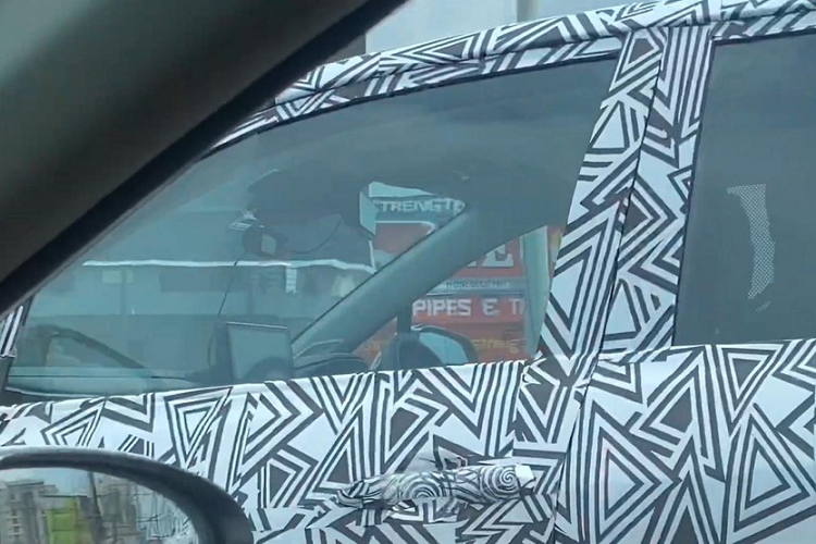 Theo nhân viên tư vấn bán hàng tại đại lý ở Indonesia, mẫu MPV cỡ trung này sẽ được trang bị khởi động nút bấm tiêu chuẩn ở mọi phiên bản. Ngoài ra, xe còn có thêm cửa sổ trời toàn cảnh Panorama, cửa cốp chỉnh điện rảnh tay và tính năng ra lệnh bằng giọng nói ở bản cao cấp. Sạc điện thoại thông minh không dây, phanh tay điện tử và 2 ghế thương gia ở hàng thứ hai có thể cũng sẽ xuất hiện trên mẫu xe này.