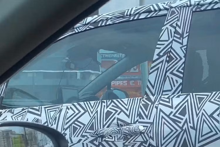 Theo nhân viên tư vấn bán hàng tại đại lý ở Indonesia, mẫu MPV cỡ trung này sẽ được trang bị khởi động nút bấm tiêu chuẩn ở mọi phiên bản. Ngoài ra, xe còn có thêm cửa sổ trời toàn cảnh Panorama, cửa cốp chỉnh điện rảnh tay và tính năng ra lệnh bằng giọng nói ở bản cao cấp. Sạc điện thoại thông minh không dây, phanh tay điện tử và 2 ghế thương gia ở hàng thứ hai có thể cũng sẽ xuất hiện trên mẫu xe này.