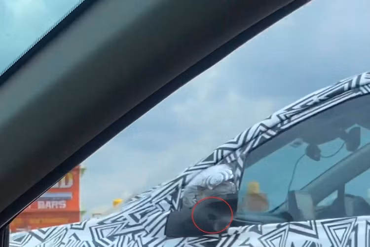 Không chỉ tiện nghi hơn, Toyota Innova 2023 còn hứa hẹn sẽ an toàn hơn với gói công nghệ Toyota Safety Sense (TSS) ở bản cao cấp nhất. Chiếc xe trong đoạn video trên có camera ở gương chiếu hậu bên ghế phụ lái, cho thấy sự hiện diện của camera 360 độ. Tin đồn cho biết, Toyota Innova 2023 sẽ không được phát triển dựa trên khung gầm hình thang như thế hệ cũ nữa.