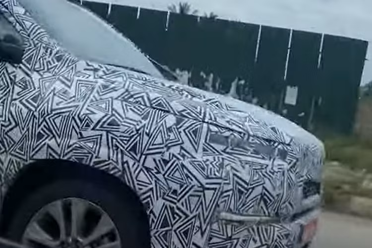 Trong khi đó, Toyota Innova 2023 máy xăng sẽ có giá dao động từ 400 - 450 triệu Rupiah (632 - 711 triệu đồng), tùy phiên bản. Dự kiến, từ tháng sau, Toyota Innova 2023 sẽ bắt đầu được lắp ráp tại nhà máy ở Indonesia. Đây là mẫu xe hybrid đầu tiên của Toyota được lắp ráp ở đất nước vạn đảo này. Những khách hàng Indonesia đặt cọc sớm có thể sẽ được nhận xe ngay trong tháng 12 năm nay.