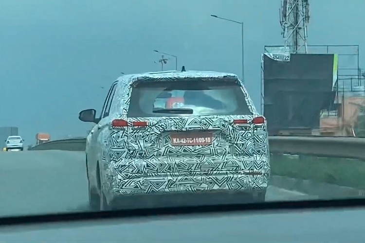 Thêm vào đó là cụm đèn hậu nằm ngang mới. Đáng tiếc là đèn hậu của Toyota Innova 2023 chưa phải là loại LED toàn phần. Thay vào đó, đèn báo rẽ của xe vẫn là loại Halogen. Chiếc xe trong đoạn video này có vẻ thuộc bản cao cấp nhất. Điều này được thể hiện qua vành la-zăng cỡ lớn của xe.