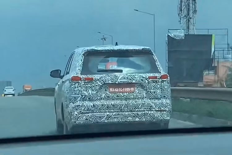 Thêm vào đó là cụm đèn hậu nằm ngang mới. Đáng tiếc là đèn hậu của Toyota Innova 2023 chưa phải là loại LED toàn phần. Thay vào đó, đèn báo rẽ của xe vẫn là loại Halogen. Chiếc xe trong đoạn video này có vẻ thuộc bản cao cấp nhất. Điều này được thể hiện qua vành la-zăng cỡ lớn của xe.