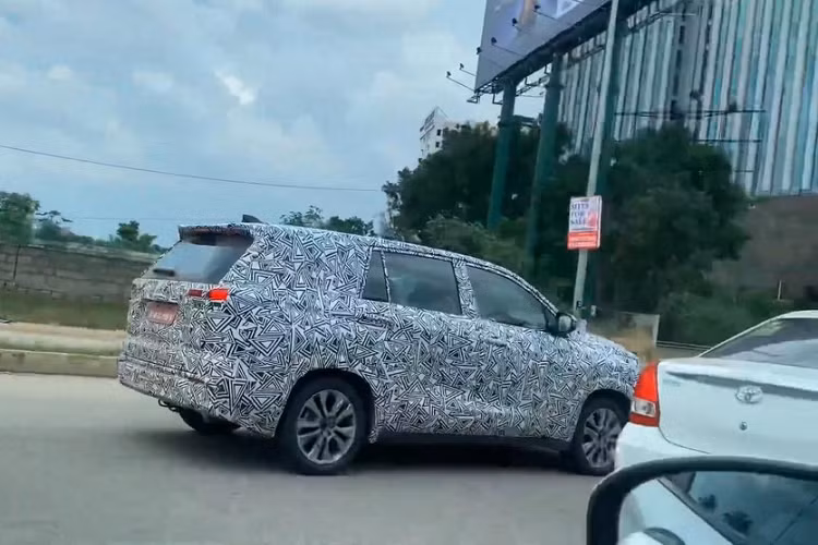 Đặc biệt, đoạn những hình ảnh chạy thử còn hé lộ cả nội thất của Toyota Innova 2023. Theo đó, có thể thấy mẫu xe này được trang bị màn hình thông tin giải trí khá lớn, nằm độc lập trên mặt táp-lô. Thiết kế màn hình này khiến nhiều người liên tưởng đến các mẫu xe Toyota đời mới như RAV4, Corolla và Corolla Cross.