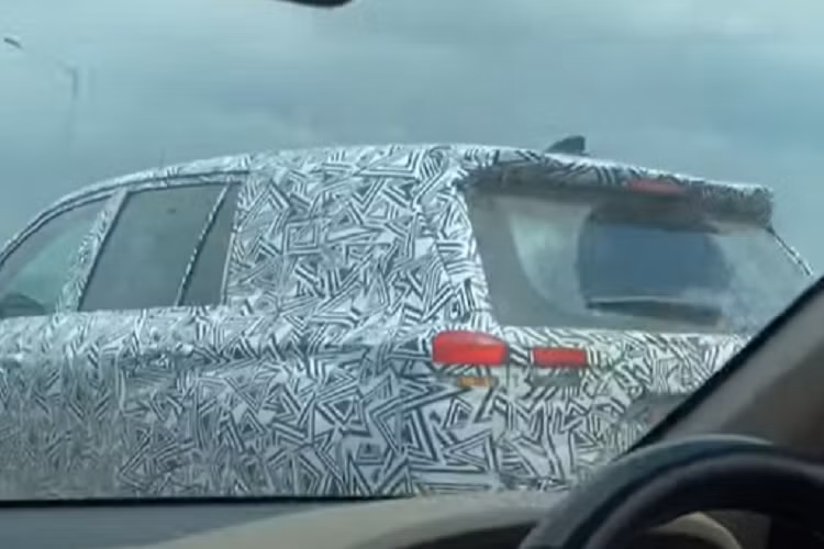 Theo tin đồn, Toyota Innova 2023 sẽ chính thức ra mắt thị trường Indonesia vào tháng 11 năm nay với 3 bản trang bị là G, V và Q. Phiên bản máy xăng chỉ có 2 bản trang bị là G và V. Giá xe Toyota Innova Hybrid 2023 dự kiến là 455 triệu Rupiah (khoảng 719 triệu đồng) ở bản G, 560 triệu Rupiah (885 triệu đồng) cho bản V và 625 triệu Rupiah (987,5 triệu đồng) với bản Q.