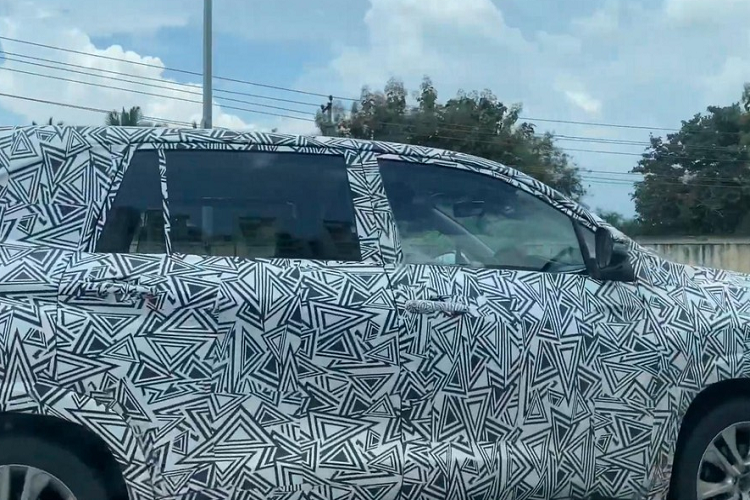 Quanhững hình ảnh ghi lại, có thể thấy Toyota Innova 2023 sở hữu ngoại hình vuông vức với các cột gần như thẳng đứng, nắp ca-pô phẳng, cụm đèn pha lấy cảm hứng từ Corolla Cross và lưới tản nhiệt thẳng đứng hơn trước. Tuy nhiên, cũng giống như thế hệ cũ, xe vẫn sở hữu cửa mở thông thường thay vì cửa trượt ở bên sườn.