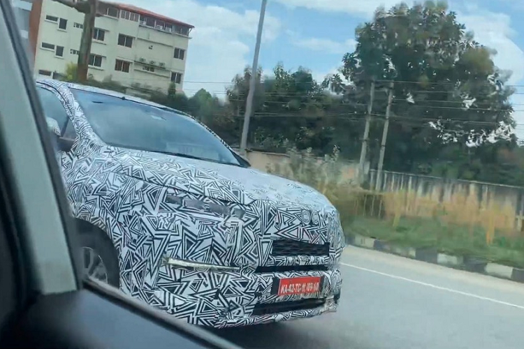 Dù sở hữu tên gọi nào thì thiết kế của mẫu xe này ở các thị trường sẽ về cơ bản là giống nhau. Khi chạy trên đường thử, chiếc Toyota Innova 2023 mới đương nhiên được ngụy trang kín mít. Tuy nhiên, chúng ta vẫn có thể nhận ra một số chi tiết mới của mẫu MPV cỡ trung này. 