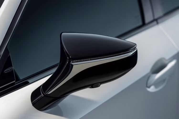 Phiên bản này được trang bị khối động cơ V8, hút khí tự nhiên, dung tích 5.0 lít cùng khả năng sản sinh công suất 475 mã lực và mô-men xoắn 535 Nm. Kết hợp với động cơ này là hộp số tự động tám cấp truyền lực tới bánh sau nhờ bộ vi sai hạn chế trượt Torsen.