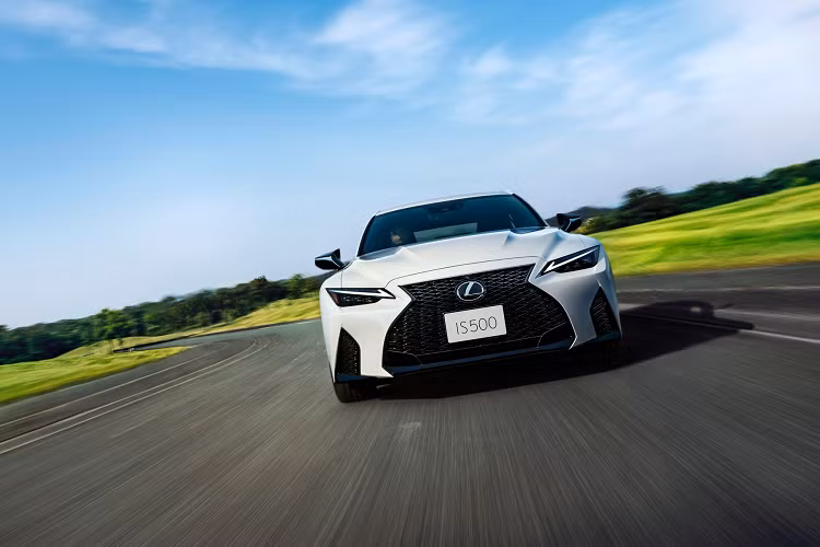 Bản này được trang bị bộ mâm xe BBS bằng nhôm có kích thước 19 inch độc đáo được hoàn thiện bằng màu đen mờ, nắp gương chiếu hậu màu đen.