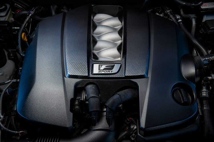 Bên cạnh đó, thương hiệu Lexus đã trang bị cho chiếc sedan thể thao hệ thống treo biến thiên thích ứng (AVS), bộ giảm chấn hiệu suất và hệ thống phanh hiệu năng cao với đĩa có kích thước 14 inch (356 mm) ở phía trước và 12,7 inch (323 mm) ở phía sau.