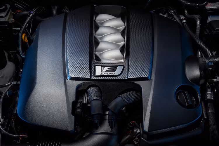 Bên cạnh đó, thương hiệu Lexus đã trang bị cho chiếc sedan thể thao hệ thống treo biến thiên thích ứng (AVS), bộ giảm chấn hiệu suất và hệ thống phanh hiệu năng cao với đĩa có kích thước 14 inch (356 mm) ở phía trước và 12,7 inch (323 mm) ở phía sau.