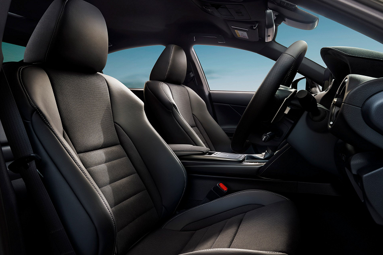 Về nội thất, xe được ốp các tấm ốp thiết kế bằng gỗ, vô lăng da độc đáo, vật liệu Ultrasuede và một tấm bảng đặc biệt nhằm đánh dấu những chiếc xe thuộc phiên bản này.