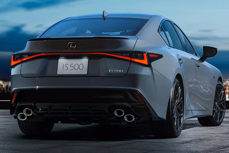 Thương hiệu cũng tiến hành nâng cấp thêm cho xe một số chi tiết độc đáo giúp phân biệt phiên bản First Edition với xe tiêu chuẩn.