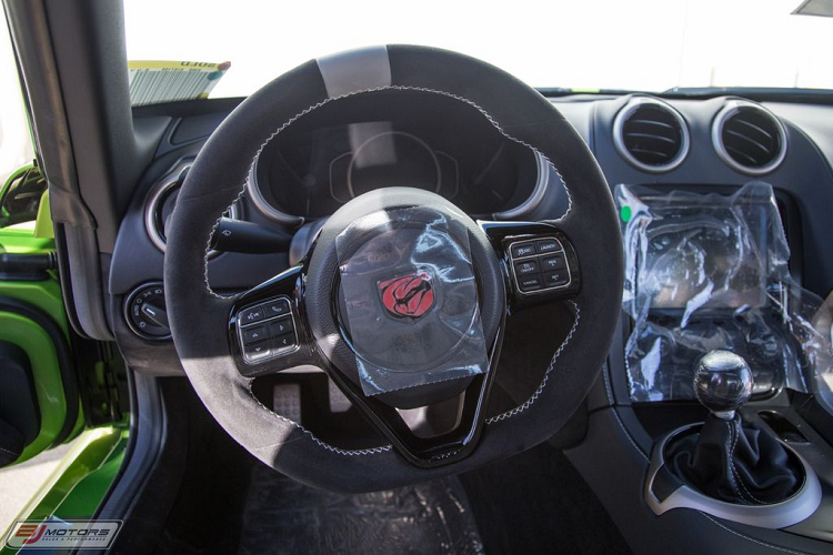 Dodge SRT Viper ACR độc nhất Việt Nam được trang bị động cơ V10, dung tích 8.4L không sử dụng tăng áp nhưng có thể bơm ra công suất tối đa 645 mã lực và mô-men xoắn cực đai 813 Nm. Đi kèm với đó là hộp số sàn 6 cấp Tremec TR6060 với tỷ số truyền động cũng như cải thiện 50% độ cứng xoắn so với Dodge Viper ACR thế hệ thứ 4. Với sức thông số trên, Dodge SRT Viper ACR dễ dàng tăng tốc từ vị trí xuất phát lên 100km/h chỉ trong thời gian 3,4giây trước khi đạt tốc độ tối đa 332 km/h.