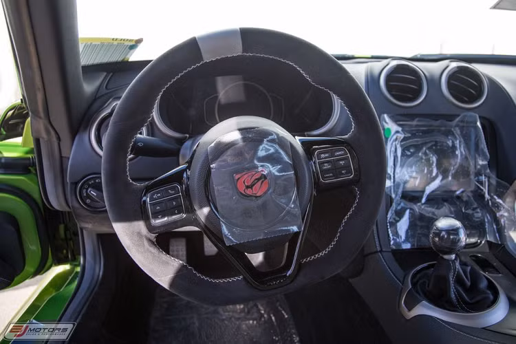 Dodge SRT Viper ACR độc nhất Việt Nam được trang bị động cơ V10, dung tích 8.4L không sử dụng tăng áp nhưng có thể bơm ra công suất tối đa 645 mã lực và mô-men xoắn cực đai 813 Nm. Đi kèm với đó là hộp số sàn 6 cấp Tremec TR6060 với tỷ số truyền động cũng như cải thiện 50% độ cứng xoắn so với Dodge Viper ACR thế hệ thứ 4. Với sức thông số trên, Dodge SRT Viper ACR dễ dàng tăng tốc từ vị trí xuất phát lên 100km/h chỉ trong thời gian 3,4giây trước khi đạt tốc độ tối đa 332 km/h.