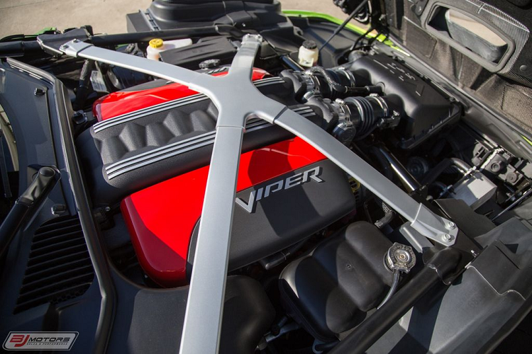 Ngoài ra, Dodge SRT Viper ACR còn được trang bị hệ thống treo của Bilstein, cho phép người dùng có thể lựa chọn 10 chế độ khác nhau, tùy vào nhu cầu cảm giác lái; phanh Carbon Ceramic Matrix 15 inch; má phanh trước sáu piston của Brembo; chế độ kiểm soát lực kéo thứ ba để cải thiện hiệu suất khi trời mưa...