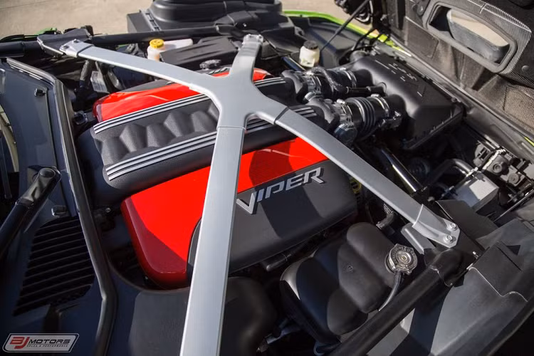 Ngoài ra, Dodge SRT Viper ACR còn được trang bị hệ thống treo của Bilstein, cho phép người dùng có thể lựa chọn 10 chế độ khác nhau, tùy vào nhu cầu cảm giác lái; phanh Carbon Ceramic Matrix 15 inch; má phanh trước sáu piston của Brembo; chế độ kiểm soát lực kéo thứ ba để cải thiện hiệu suất khi trời mưa...